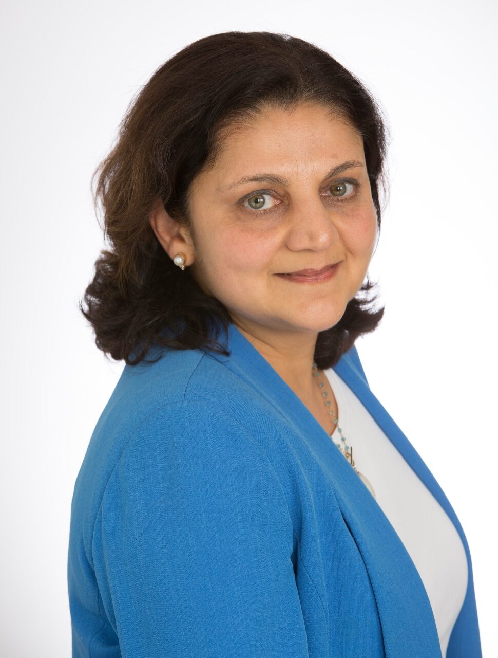 Niva Almaula headshot